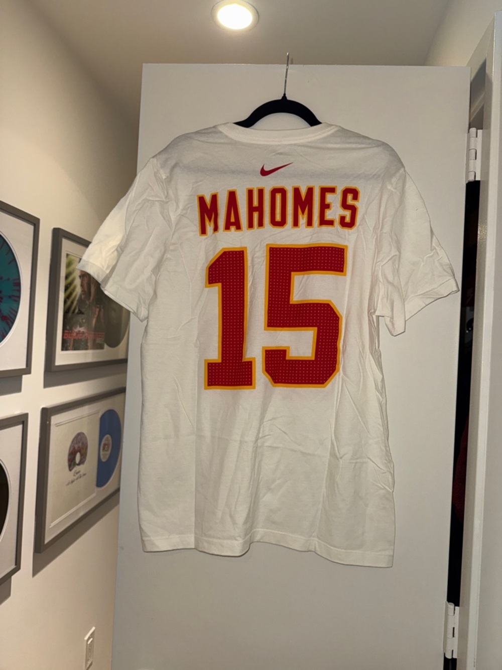The Nike Tee Patrick Mahomes #15 Kansas City Football White Tee Shirt Jersey - L